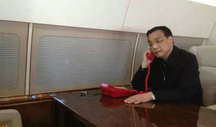 2013年四川雅安发生地震后，李克强总理乘坐专机赴当地视察，媒体拍摄到他在飞机上指挥救援工作的照片，专机桌子上摆的正是一部红色电话。