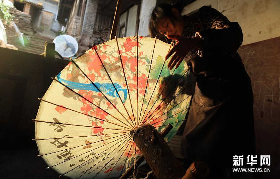 探访四川泸州“非遗”油纸伞