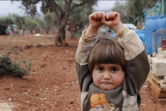 面对相机 叙利亚战地女童竟然如此反应