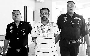 据外媒报道，马来西亚汇丰银行女职员及身为技工的丈夫因盗提4名失联的MH370航班乘客的银行存款约9万马来西亚吉林特（约合15.4万元人民币）而被指控。当地时间5月20日，法庭宣判该名男性被告被处以4年监禁及3下鞭刑。据悉，该银行女职员因病缺席了当天的庭审，但因法院质疑其提供的病假单的真实性，遂对其发出逮捕令，并将择日对其宣判。