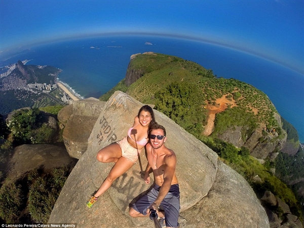太疯狂了！情侣843米高悬崖拍照：看着腿就软