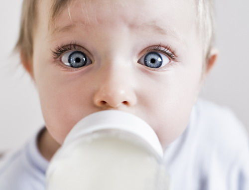 4个细节影响宝宝颜值 躺着喝奶容易“地包天”