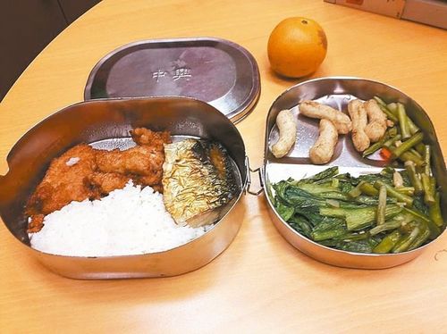 “中兴便当”，餐餐三菜搭鱼或肉。来源：台湾《联合报》
