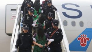 中国大陆警方押送肯尼亚诈骗案嫌犯回北京，2016年4月13日