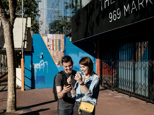 周日，24岁的迪耶戈·埃斯库德罗和22岁的凯·柯林斯在旧金山玩《精灵宝可梦Go》。 
