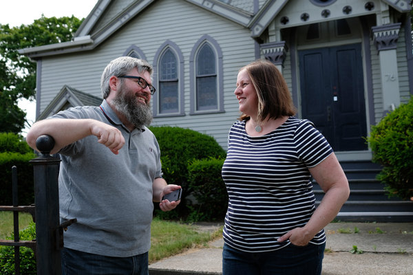 布恩（左）和卡萝·谢里登在马萨诸塞州霍利奥克的家里。他们家被列为《精灵宝可梦Go》的“道馆”之一。数天来，外面一直有玩家聚集。 