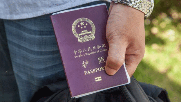 这名中国游客向德国当局上交了他的中国护照。
