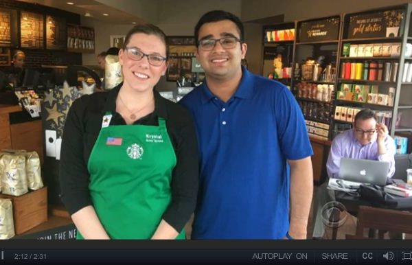美国一名有听力障碍的男子最近到星巴克消费时，一名女咖啡师交给他一张便条，里面的内容令这名男子大为感动。（CBS视频截图）