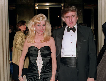 1989年川普与首任妻子伊凡娜（Ivana Trump）在一起。(SWERZEY/AFP/Getty Images)