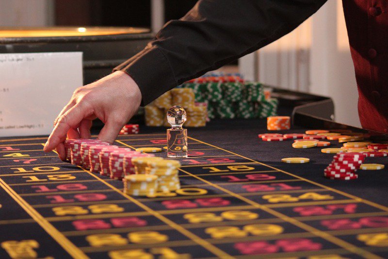 對於靠記牌算概率的職業賭徒，拉斯維加斯賭場裡的經營者不會坐視不管。