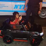 “嘿 小家伙 你们有驾照吗？”纽约警察开罚单 双胞胎司机表现迷倒千万人！